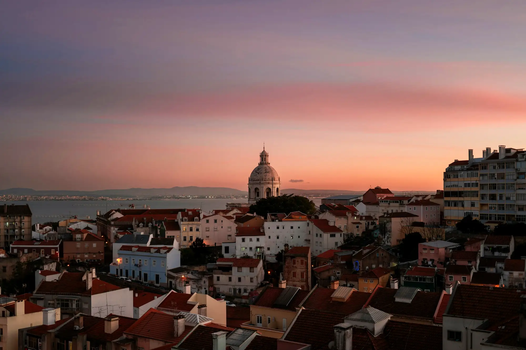 Crépuscule rose sur le Panthéon national et le Tage