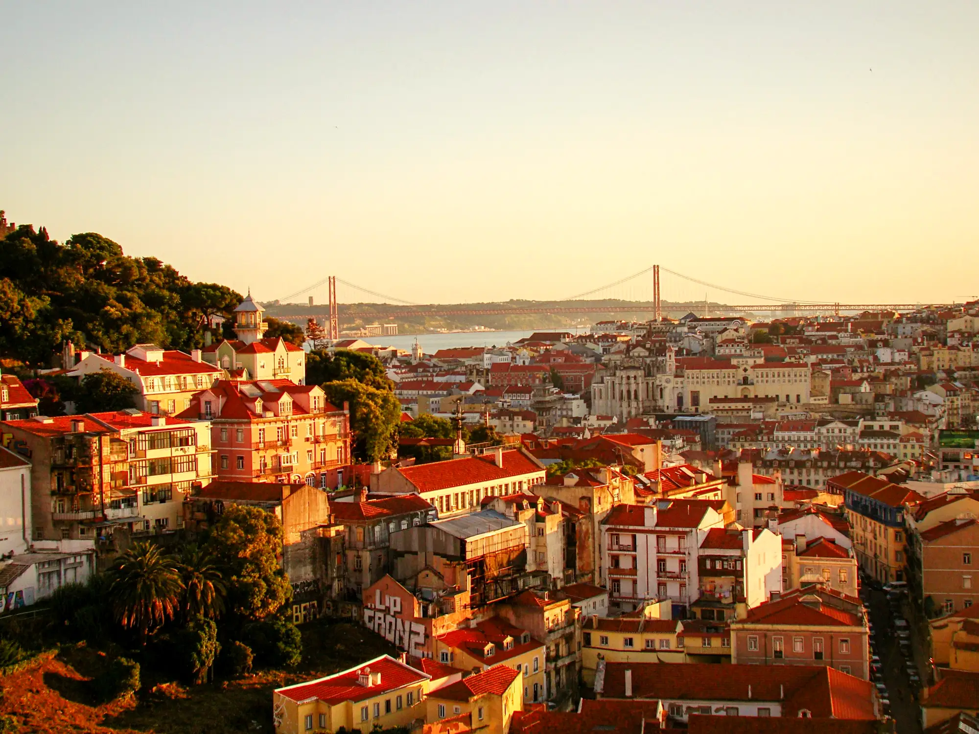 Heure dorée sur les toits de Lisbonne depuis le miradouro da Graça