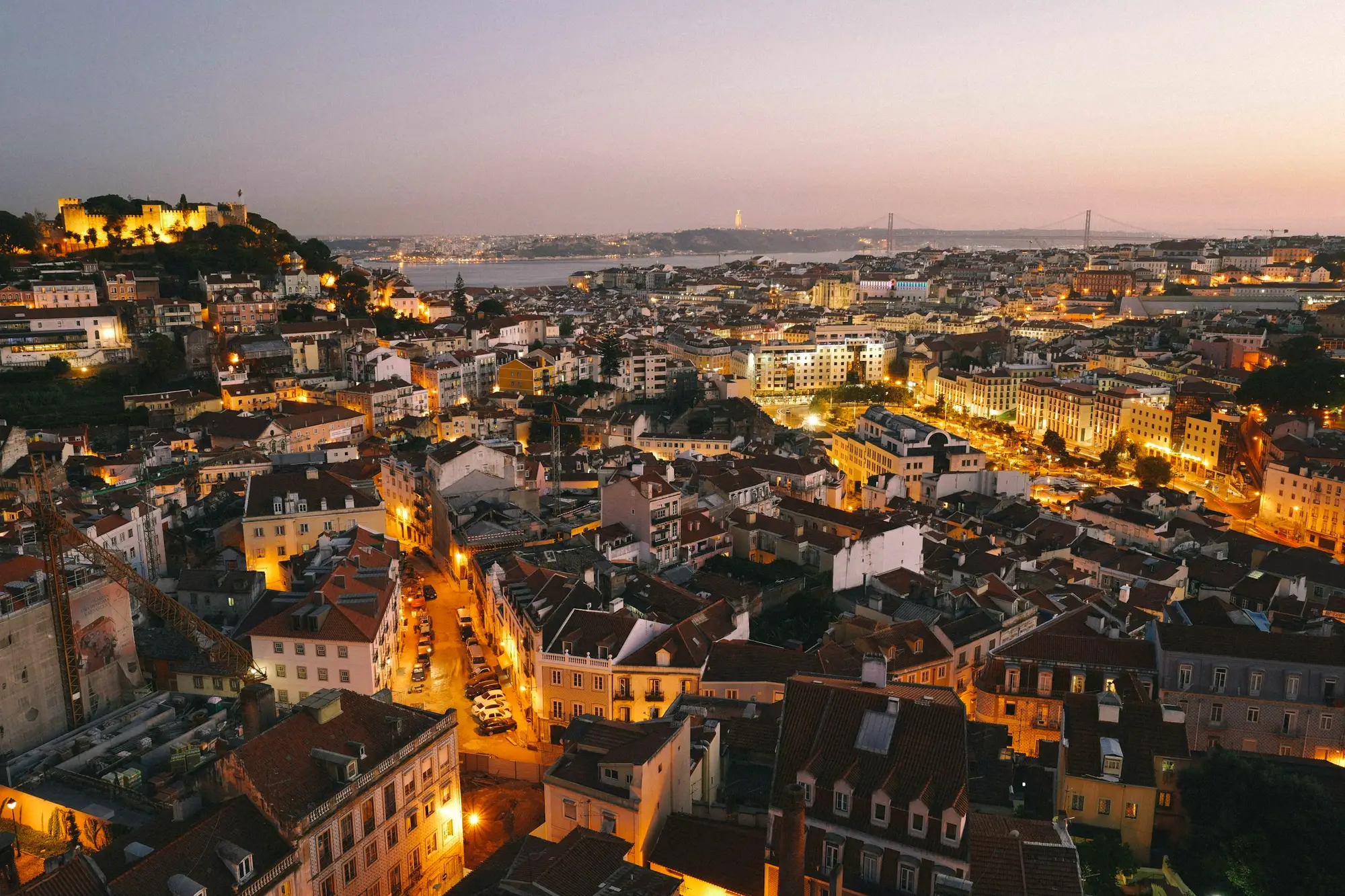 Lisbonne la nuit, vue des collines