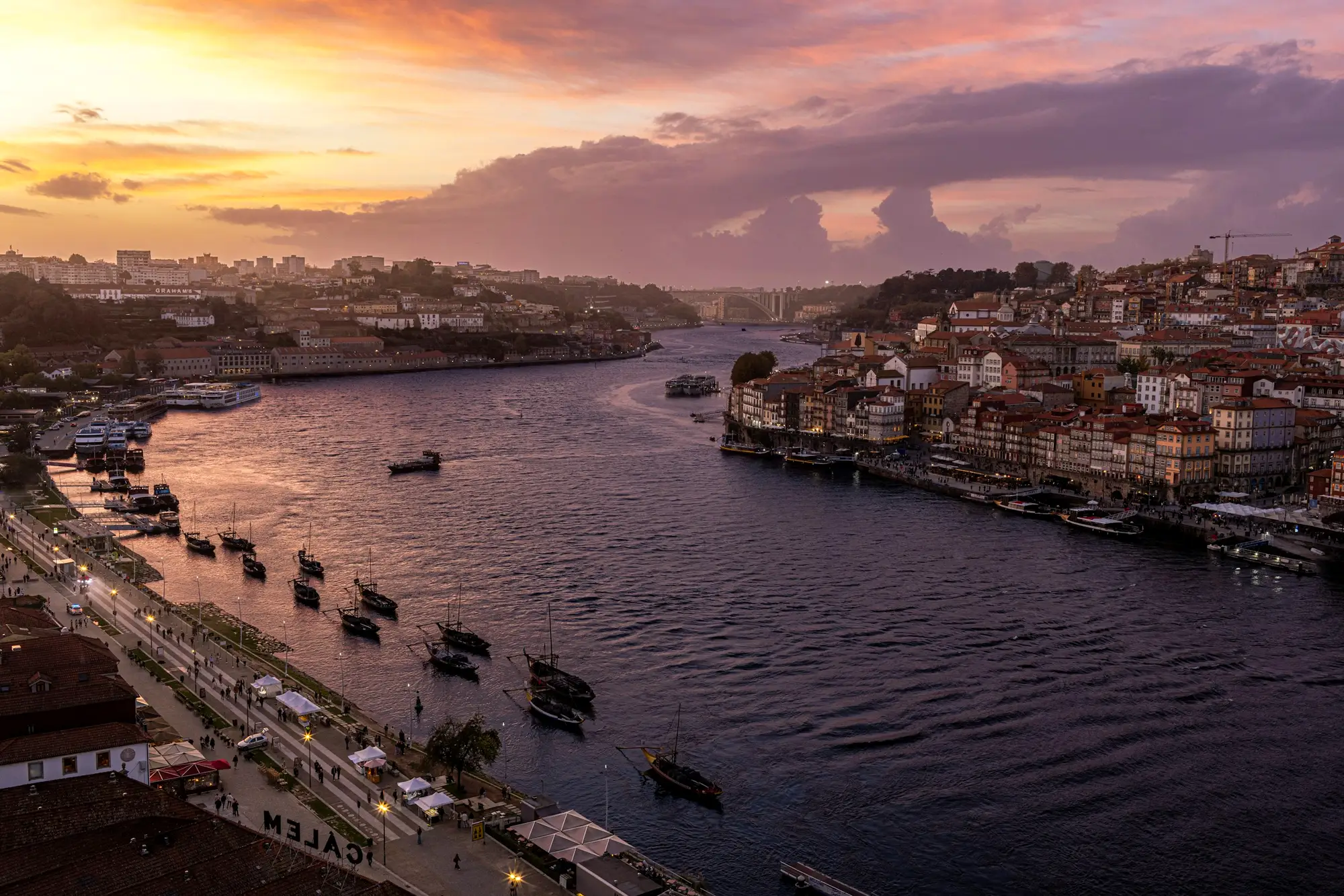 Le Douro et la Ribeira de Porto au coucher du soleil
